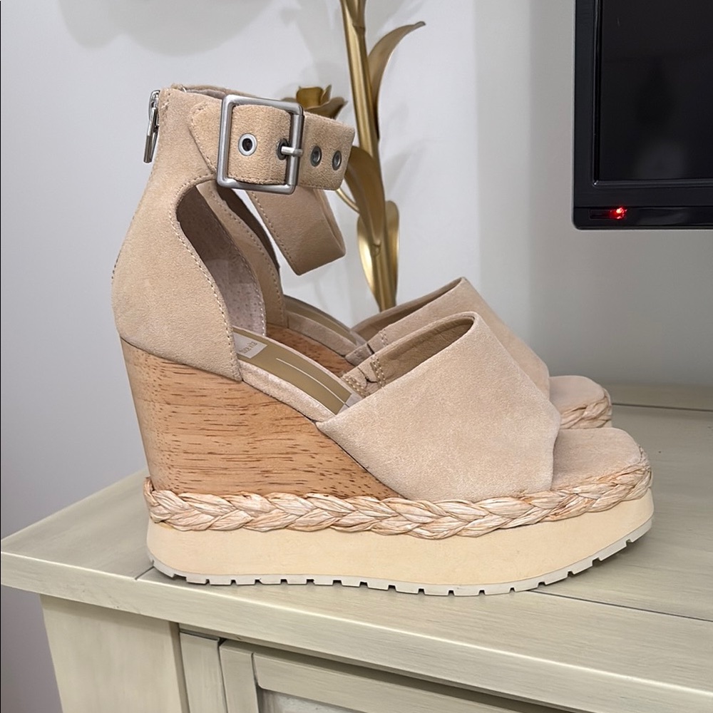 Dolce Vita Women's Tan Wedge Sandals - Picture 2 of 4
